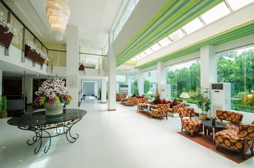 The Platinum Suite Bangkok Bagian luar foto